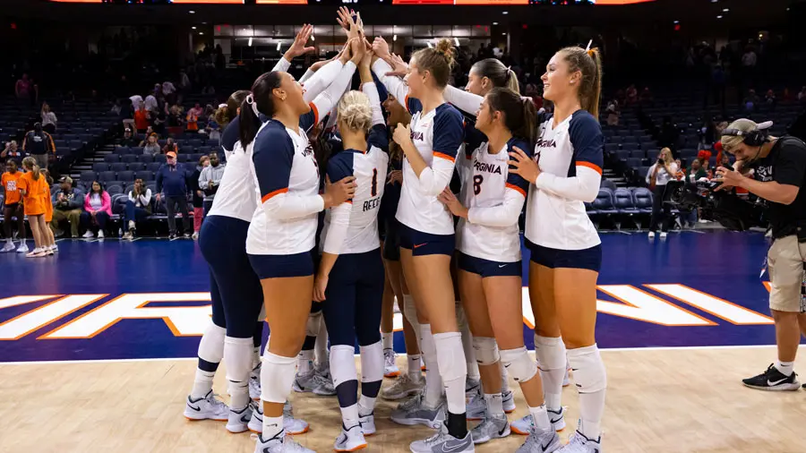 Voleyball huddle on the court